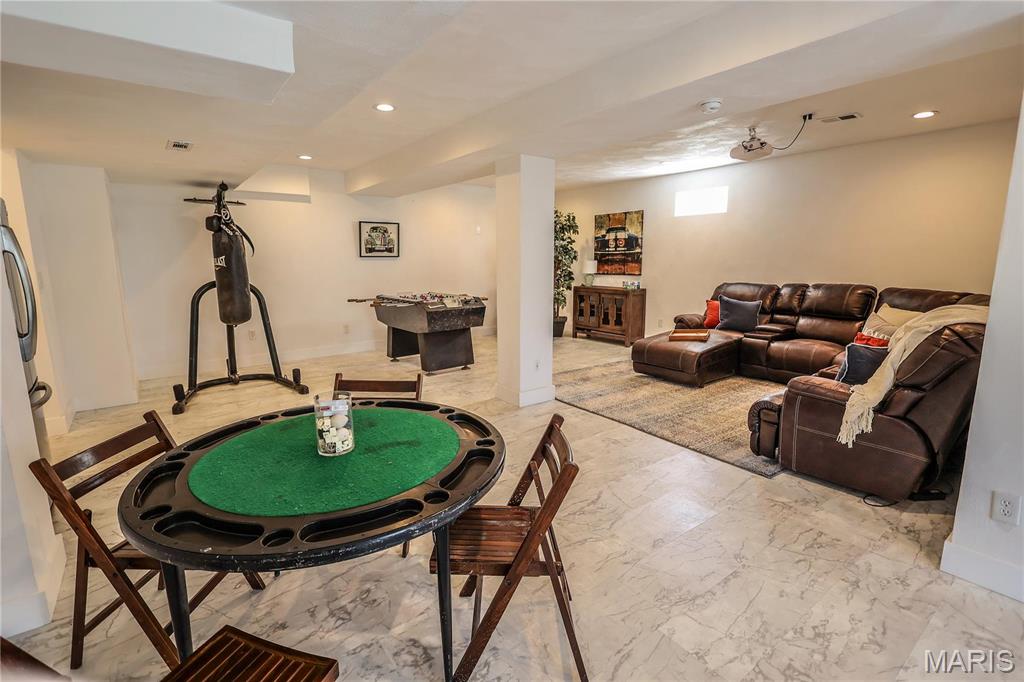 Edwardsville, Illinois 62025, United States, 4 Bedrooms Bedrooms, ,3 BathroomsBathrooms,Residential,Pending,111991