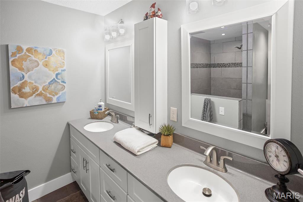 Edwardsville, Illinois 62025, United States, 4 Bedrooms Bedrooms, ,3 BathroomsBathrooms,Residential,Pending,111991