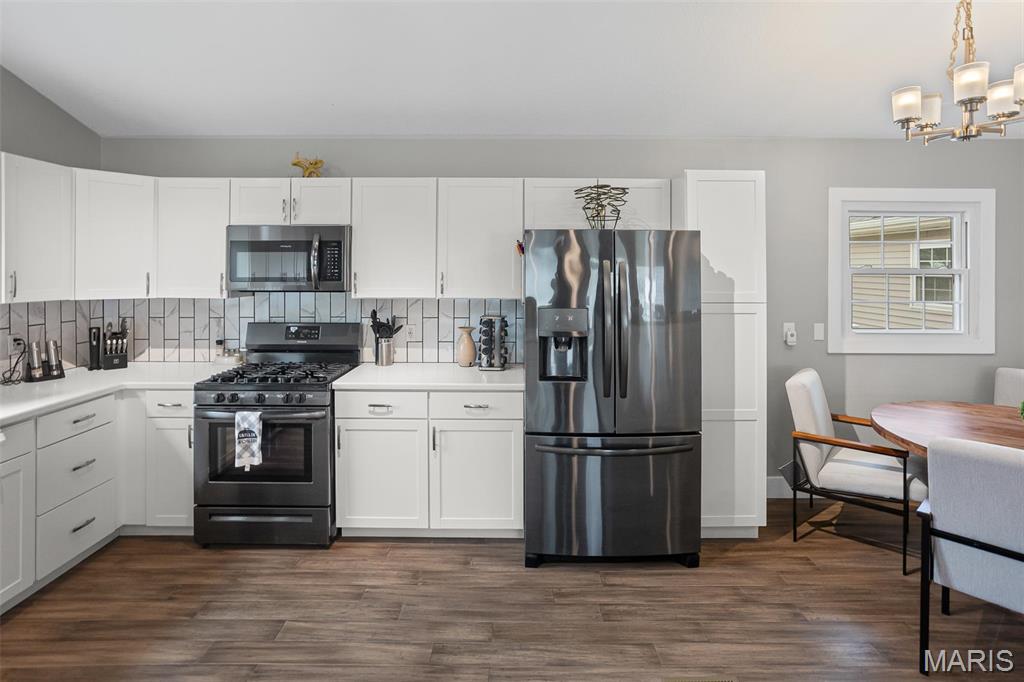 Edwardsville, Illinois 62025, United States, 4 Bedrooms Bedrooms, ,3 BathroomsBathrooms,Residential,Pending,111991