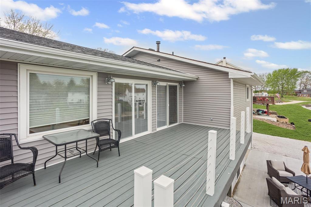 Edwardsville, Illinois 62025, United States, 4 Bedrooms Bedrooms, ,3 BathroomsBathrooms,Residential,Pending,111991