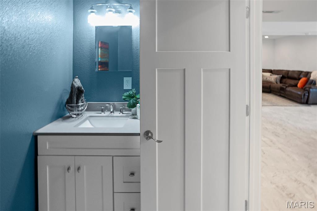 Edwardsville, Illinois 62025, United States, 4 Bedrooms Bedrooms, ,3 BathroomsBathrooms,Residential,Pending,111991