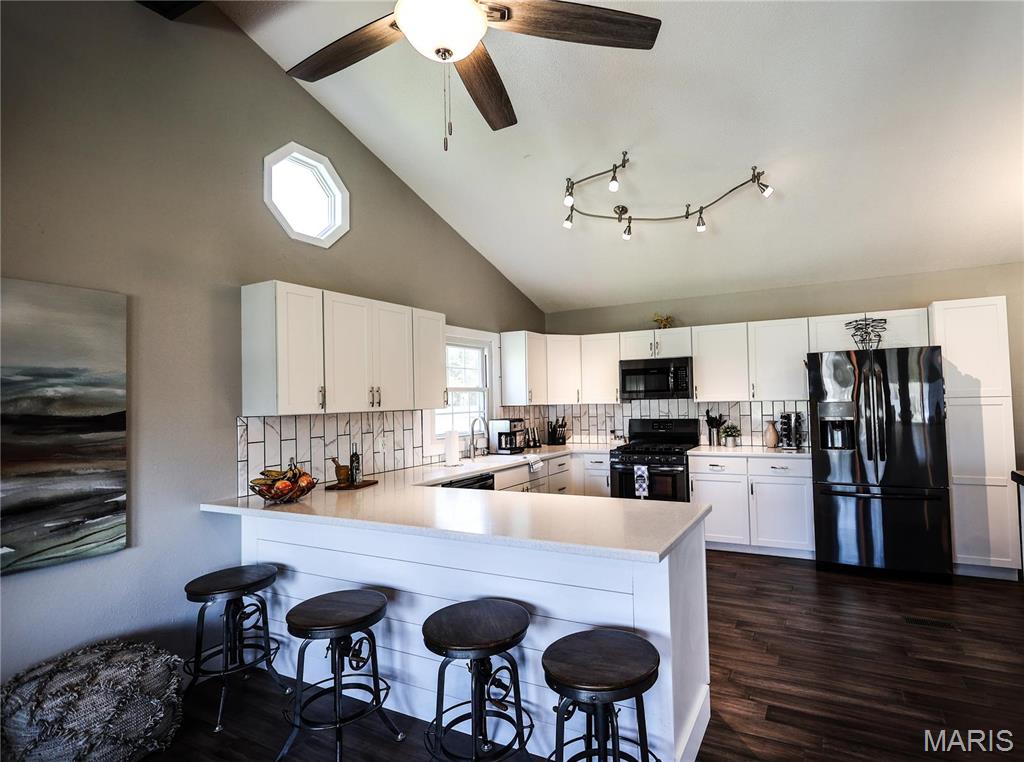 Edwardsville, Illinois 62025, United States, 4 Bedrooms Bedrooms, ,3 BathroomsBathrooms,Residential,Pending,111991