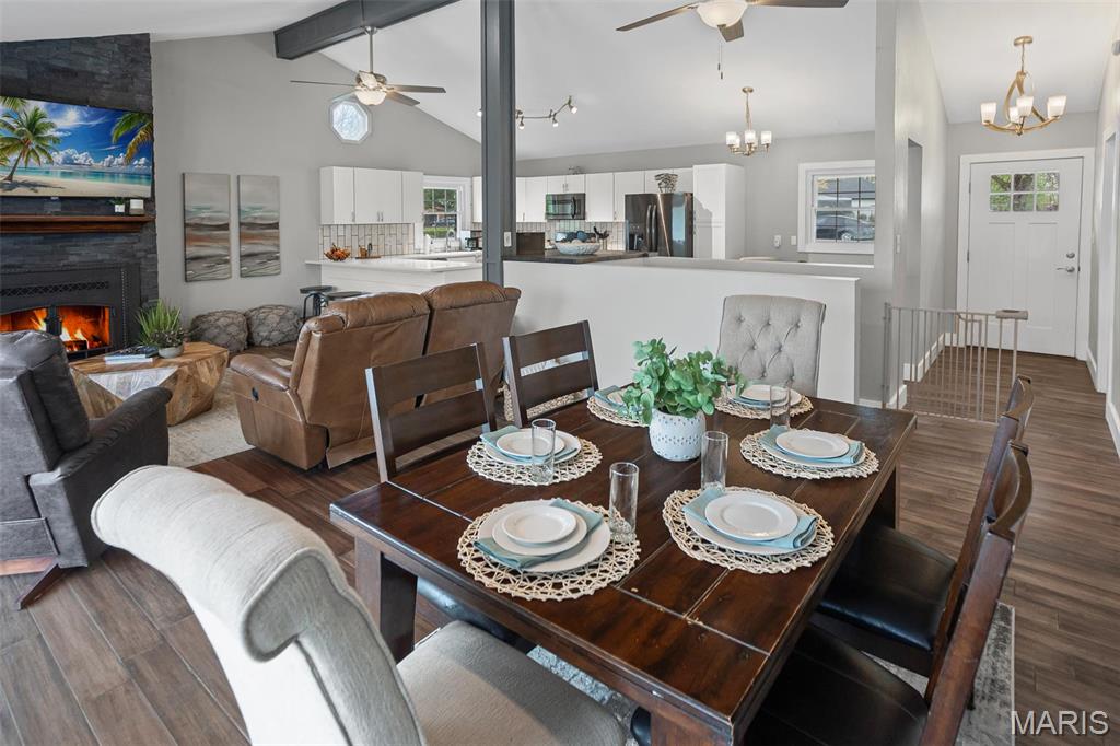 Edwardsville, Illinois 62025, United States, 4 Bedrooms Bedrooms, ,3 BathroomsBathrooms,Residential,Pending,111991