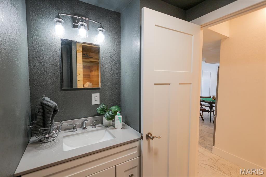 Edwardsville, Illinois 62025, United States, 4 Bedrooms Bedrooms, ,3 BathroomsBathrooms,Residential,Pending,111991