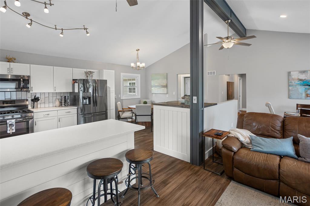 Edwardsville, Illinois 62025, United States, 4 Bedrooms Bedrooms, ,3 BathroomsBathrooms,Residential,Pending,111991