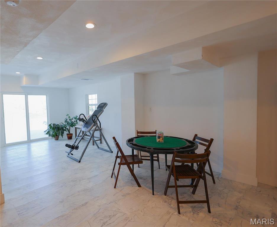 Edwardsville, Illinois 62025, United States, 4 Bedrooms Bedrooms, ,3 BathroomsBathrooms,Residential,Pending,111991