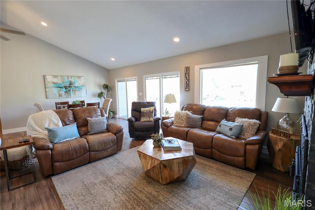 Edwardsville, Illinois 62025, United States, 4 Bedrooms Bedrooms, ,3 BathroomsBathrooms,Residential,Pending,111991