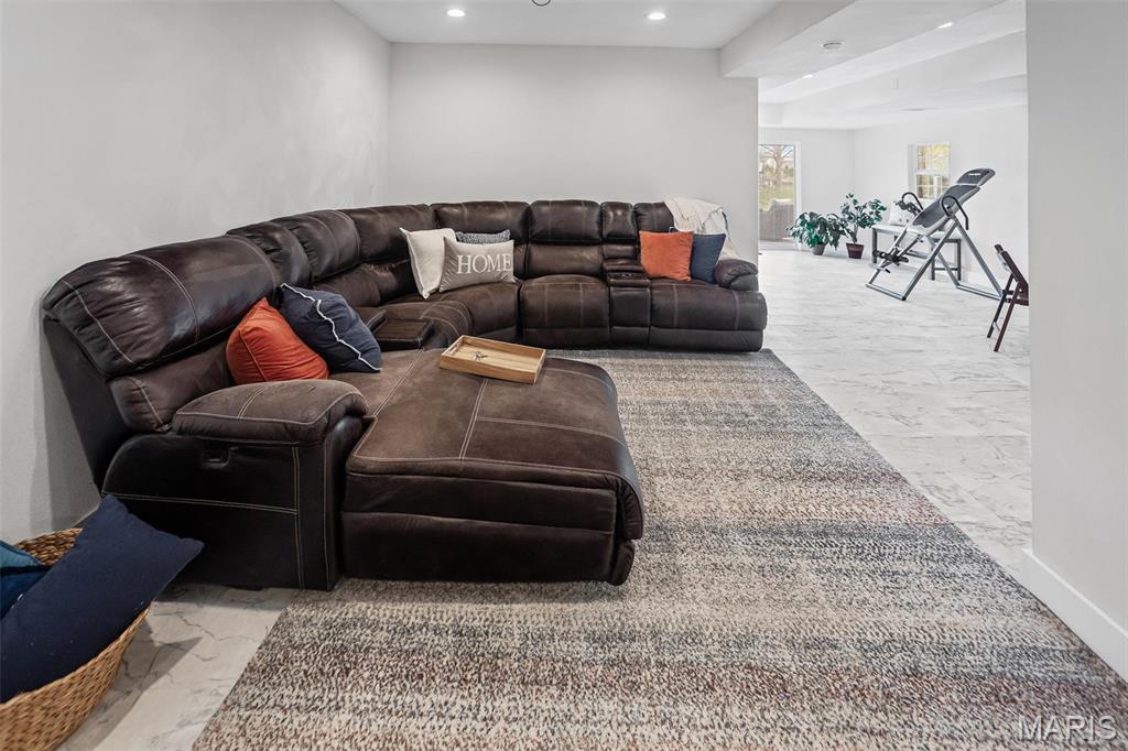 Edwardsville, Illinois 62025, United States, 4 Bedrooms Bedrooms, ,3 BathroomsBathrooms,Residential,Pending,111991