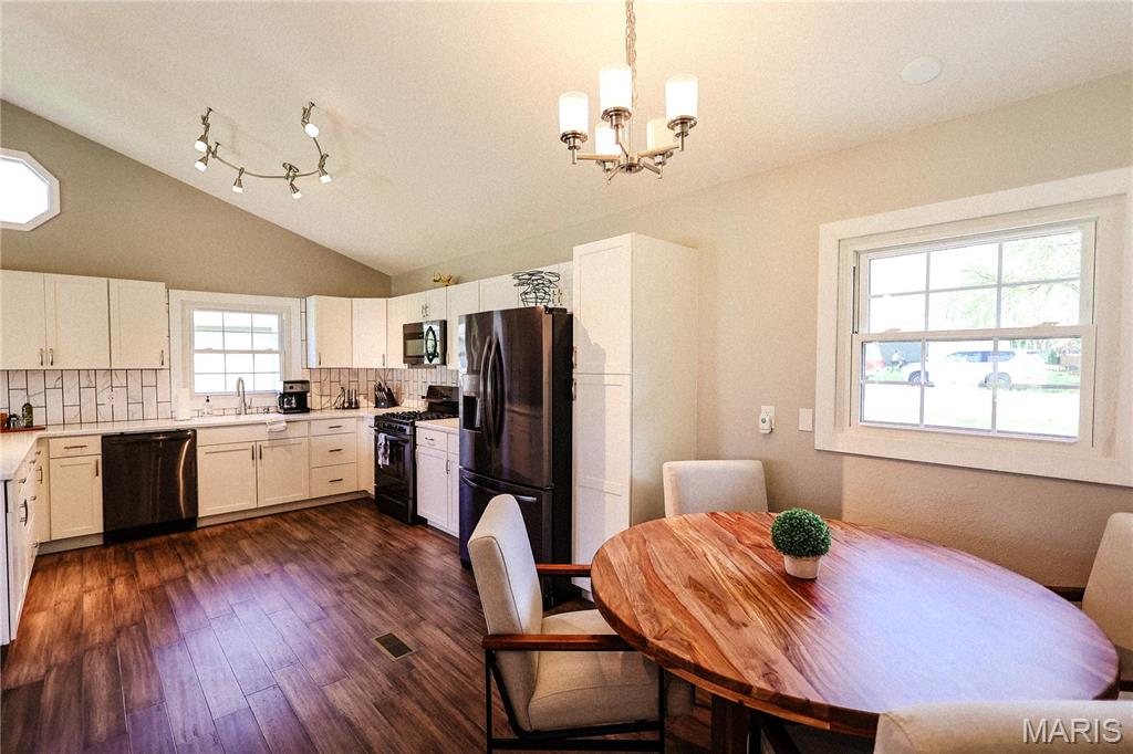 Edwardsville, Illinois 62025, United States, 4 Bedrooms Bedrooms, ,3 BathroomsBathrooms,Residential,Pending,111991