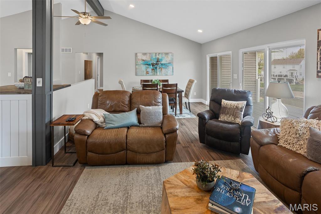 Edwardsville, Illinois 62025, United States, 4 Bedrooms Bedrooms, ,3 BathroomsBathrooms,Residential,Pending,111991