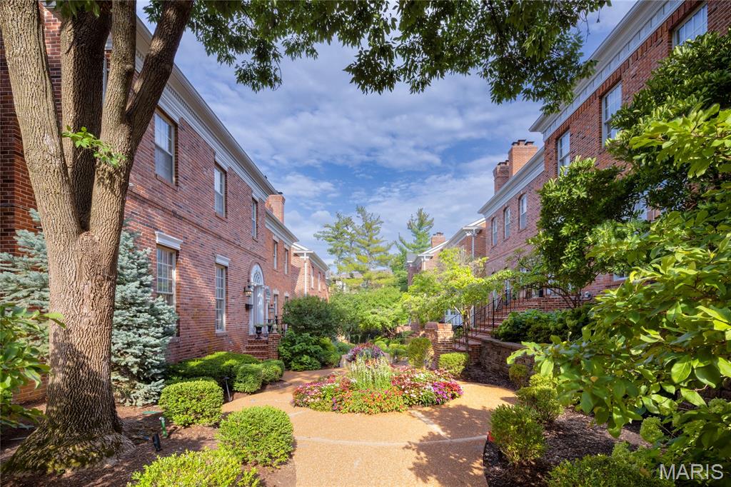 312 N Brentwood Boulevard 10