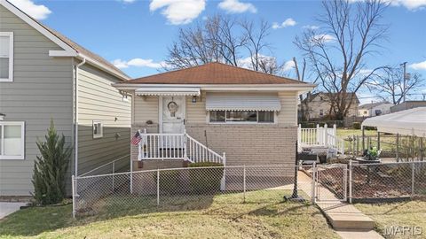 Photo of 816 Regina Avenue, St Louis, MO 63125 (MLS # 26011281)