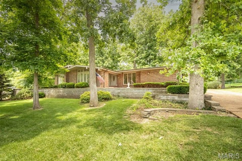 Tiny photo for 425 Kenilworth Lane, Ballwin, MO 63011 (MLS # 26036077)