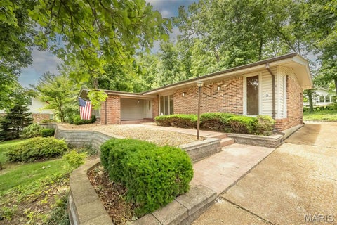 Photo of 425 Kenilworth Lane, Ballwin, MO 63011 (MLS # 26036077)