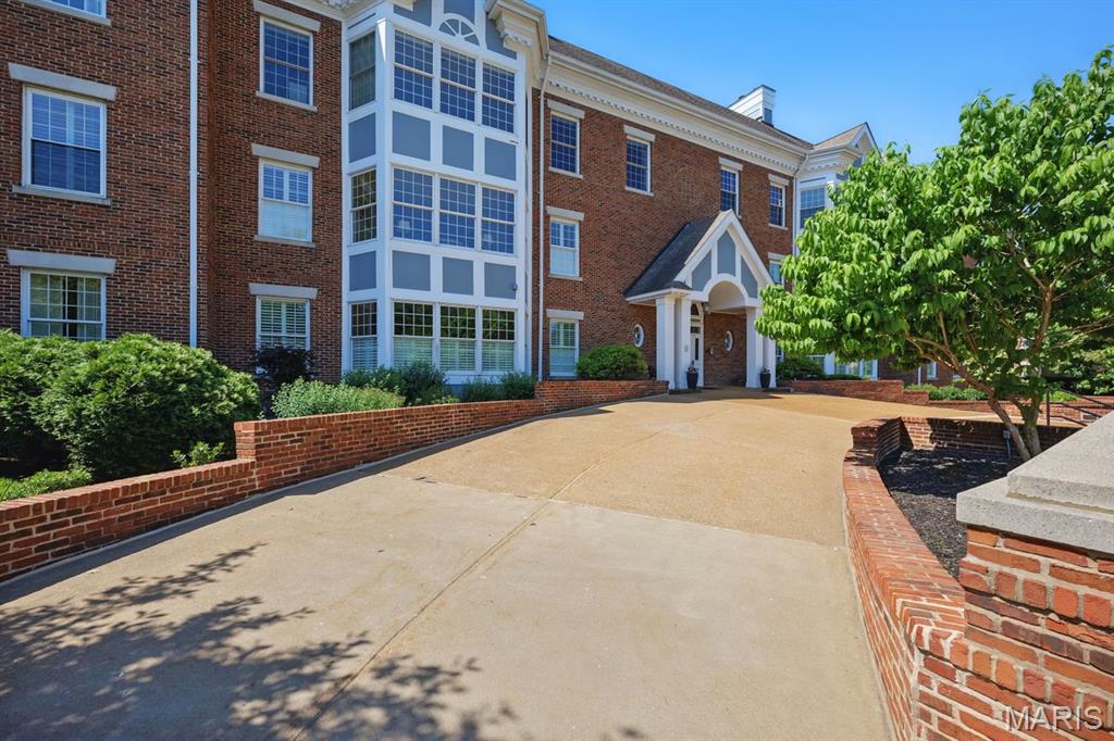 450 E Lockwood Avenue 303