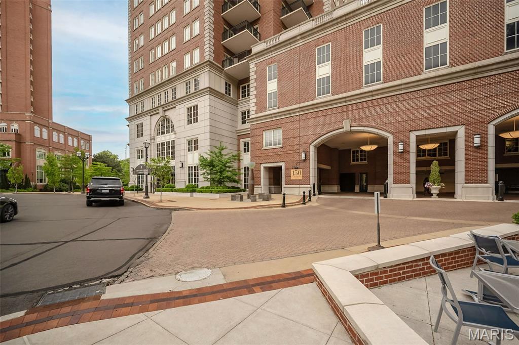 150 Carondelet Plaza 204