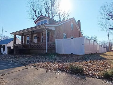 Photo of 504 E Pear Avenue, Owensville, MO 65066 (MLS # 26011800)