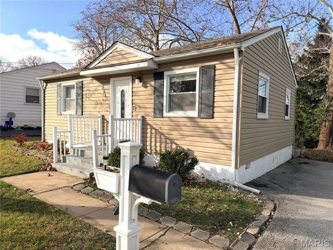 Photo of 721 Beardsley Court, St Louis, MO 63135 (MLS # 25079321)