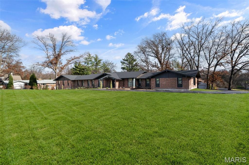 Photo of 1534 Woodgate Drive, Frontenac, MO 63131 (MLS # 25078109)