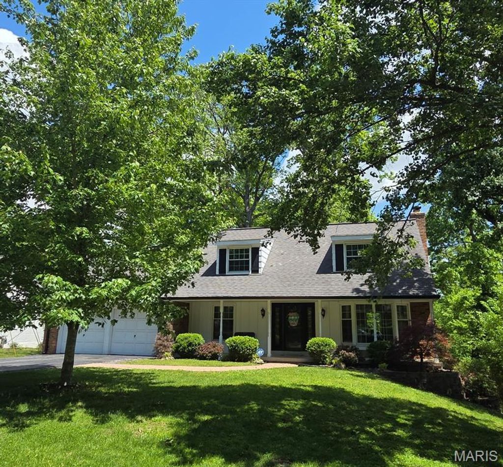 Photo of 10 Chaminade Drive, St Louis, MO 63141 (MLS # 26026862)
