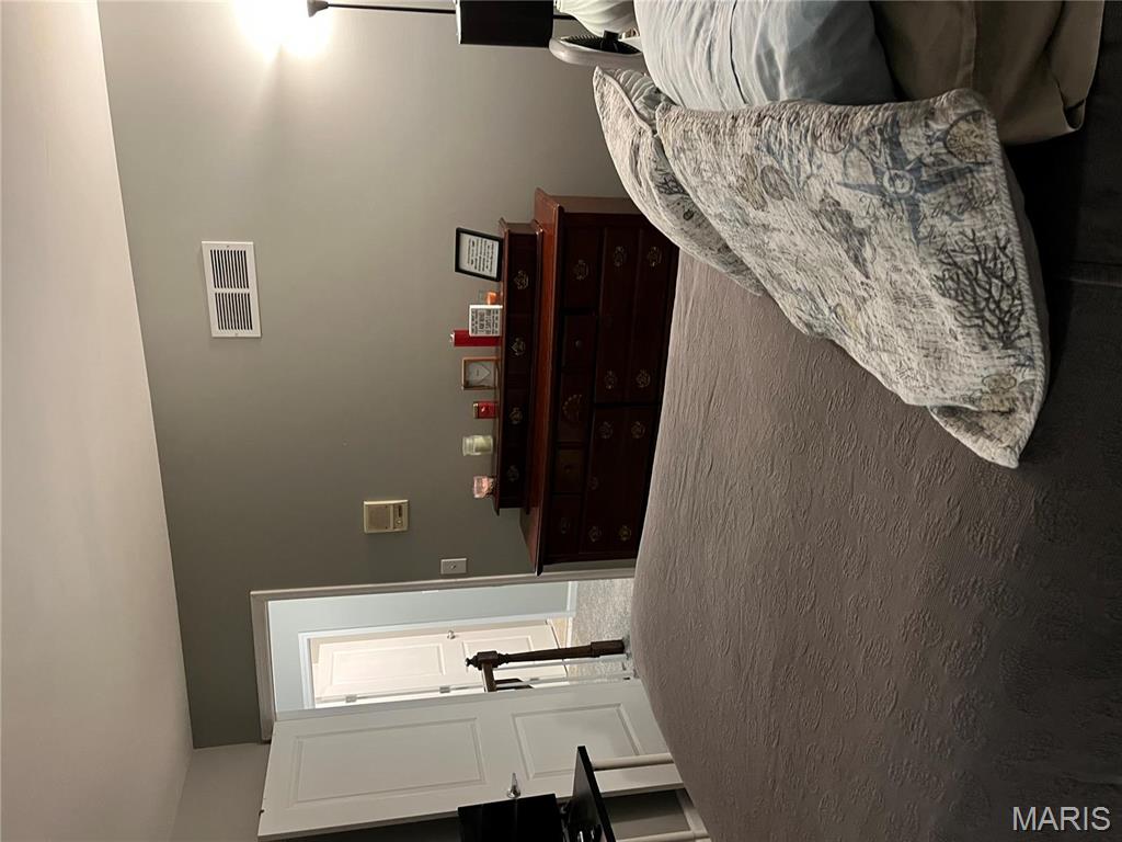 Florissant, Missouri 63033, United States, 4 Bedrooms Bedrooms, ,3 BathroomsBathrooms,Residential,Pending,128959