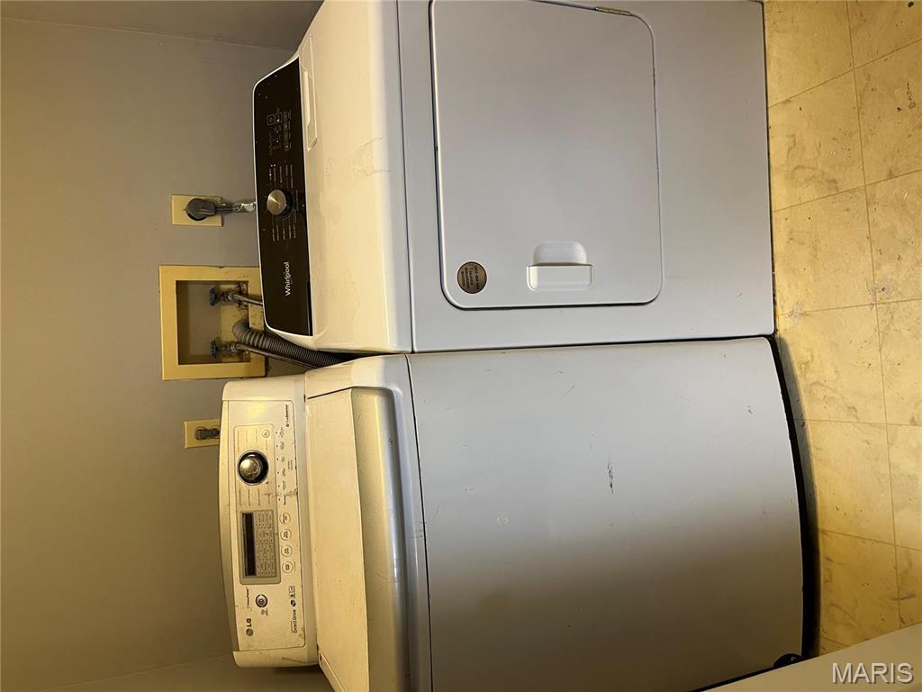 Florissant, Missouri 63033, United States, 4 Bedrooms Bedrooms, ,3 BathroomsBathrooms,Residential,Pending,128959