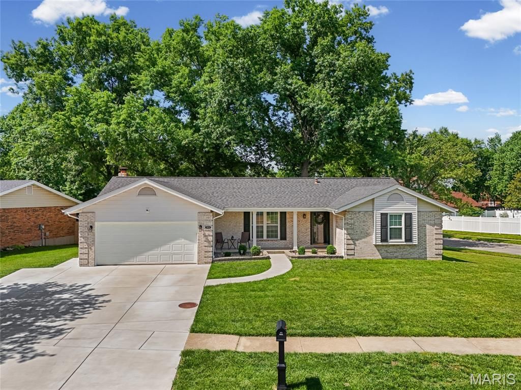 Photo of 2854 Queen Bee Lane, Oakville, MO 63129 (MLS # 26028109)
