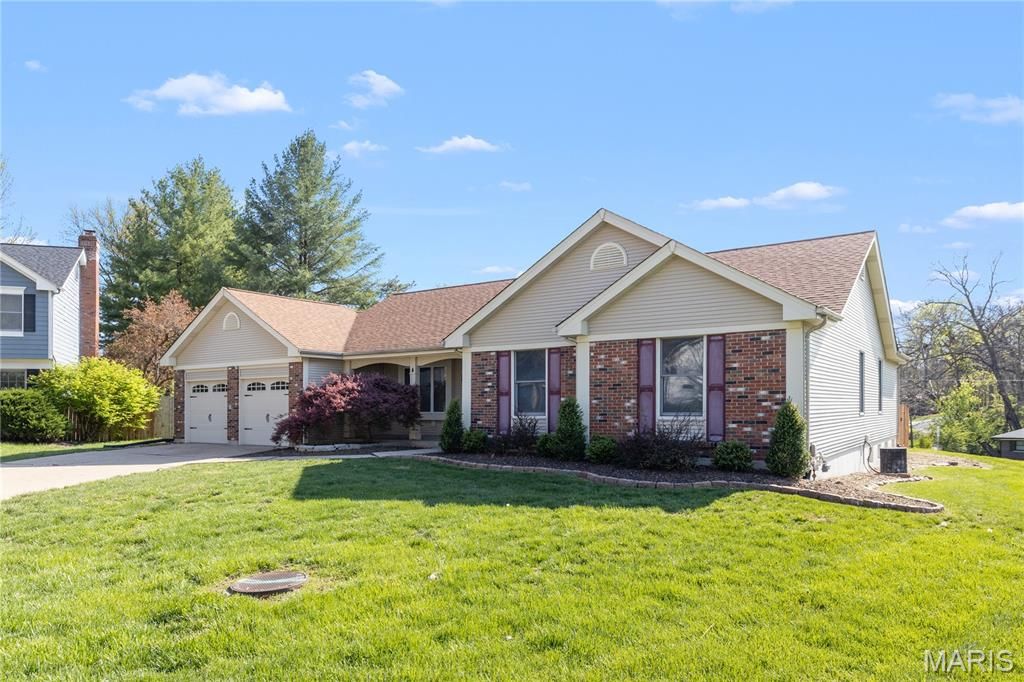Photo of 4 Scarsdale Manor Court, St Charles, MO 63303 (MLS # 26020997)