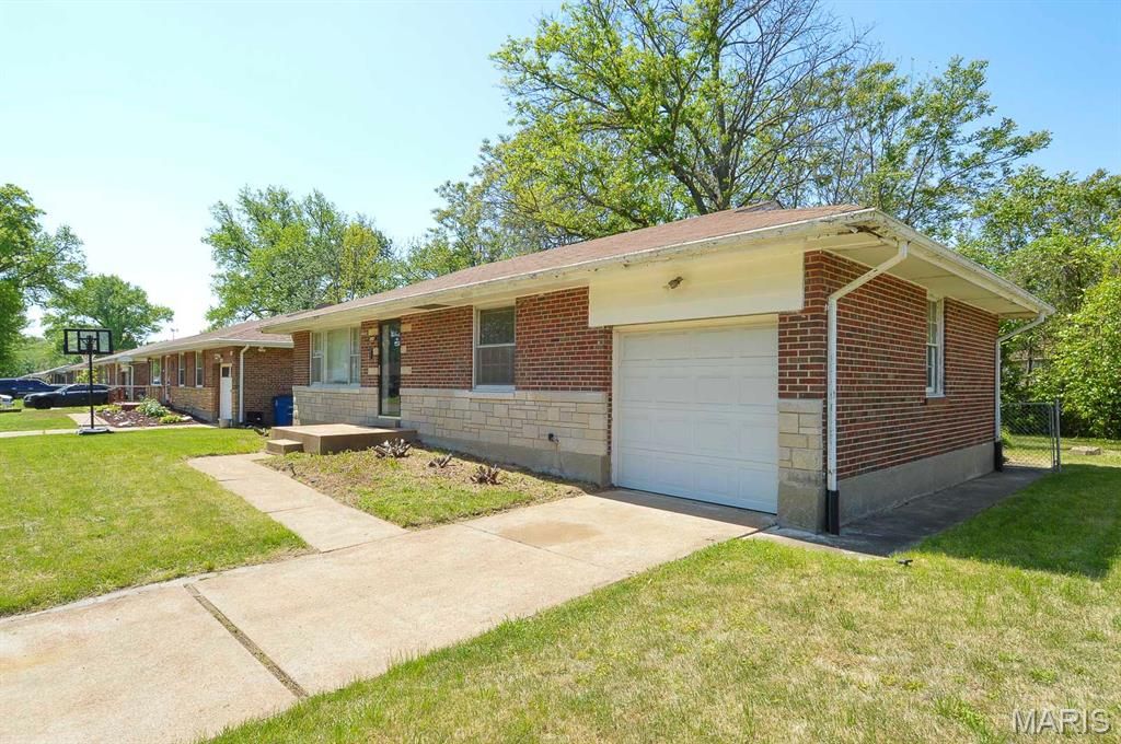 Photo of 247 Royce Drive, Ferguson, MO 63135 (MLS # 26025520)