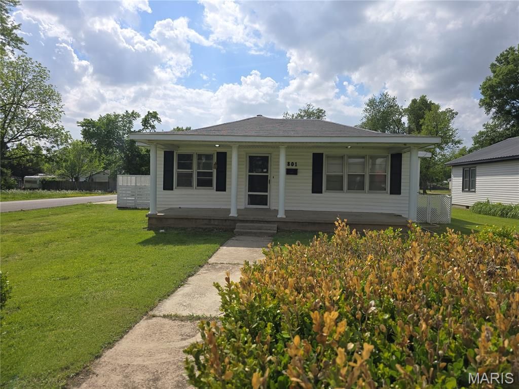 Photo of 801 N Poplar Street, Dexter, MO 63841 (MLS # 26025182)