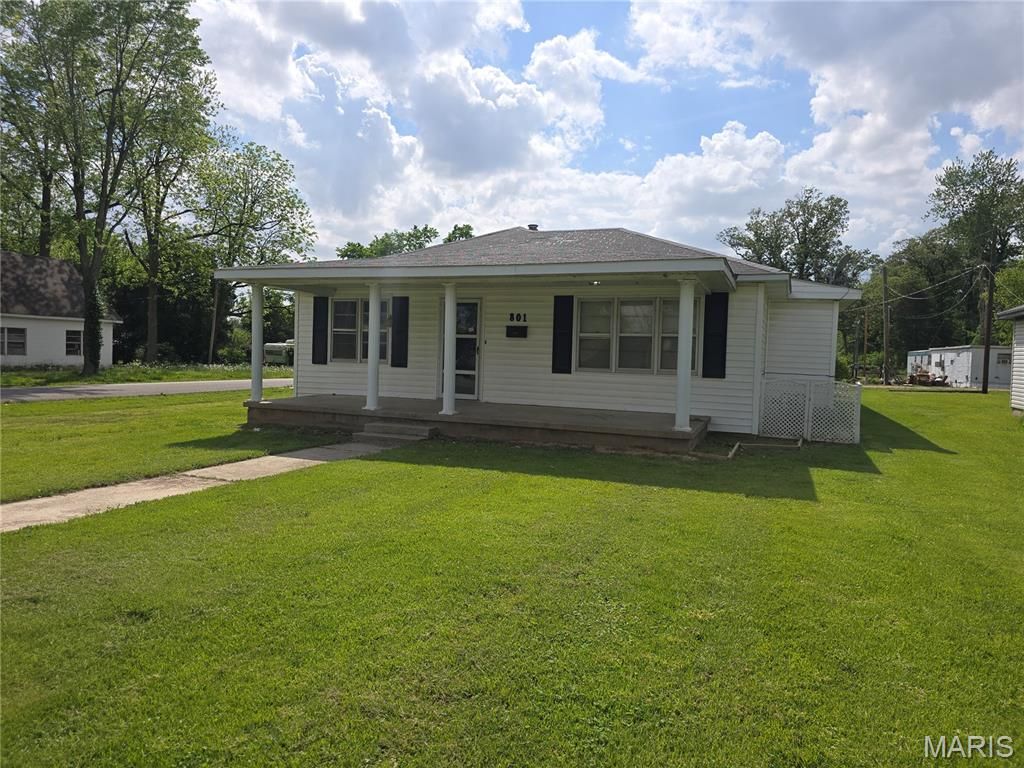 Photo of 801 N Poplar Street, Dexter, MO 63841 (MLS # 26025182)