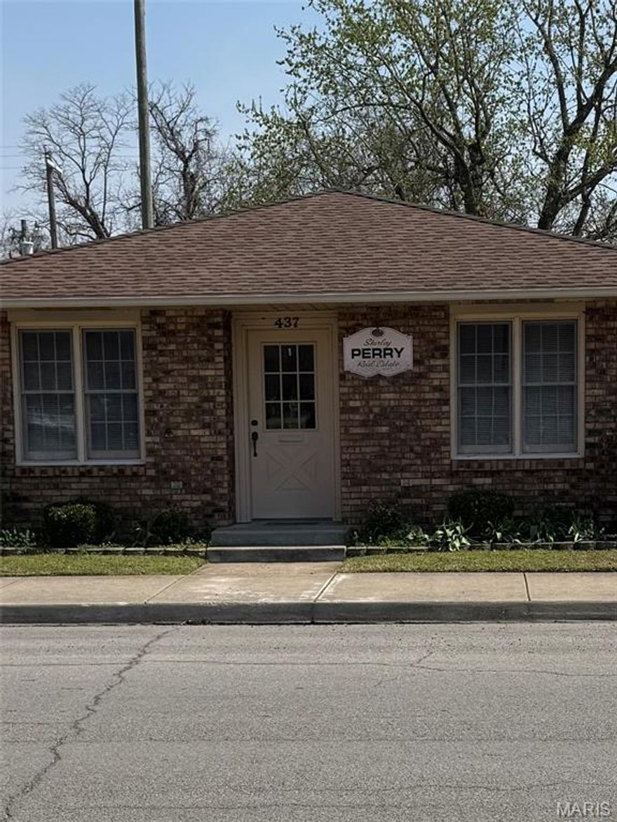 810 square foot, all brick office building on Main Street, New Madrid, MO.  Consists of  three rooms, 1 bath, storage room, front and back entrance, and features laminate flooring throughout.  Been a real estate business for 42 years.