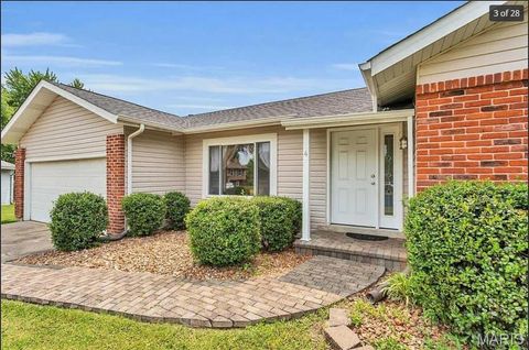 Photo of 4 Sunnydays Court, St Charles, MO 63303 (MLS # 25080308)