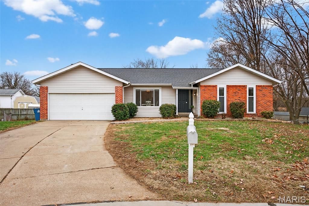 Photo of 4 Sunnydays Court, St Charles, MO 63303 (MLS # 25080308)