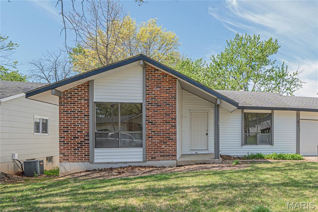 Photo of 937 Napoli Drive, Ballwin, MO 63021 (MLS # 26021433)