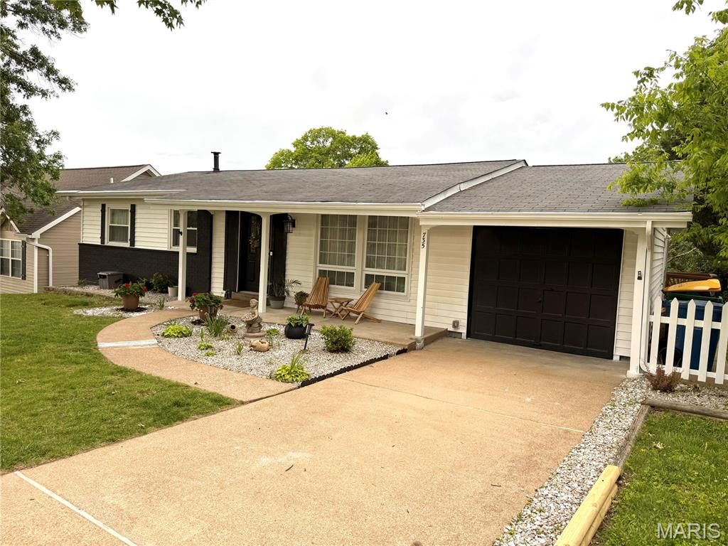 Photo of 735 Hinder Drive, Unincorporated, MO 63125 (MLS # 26027290)