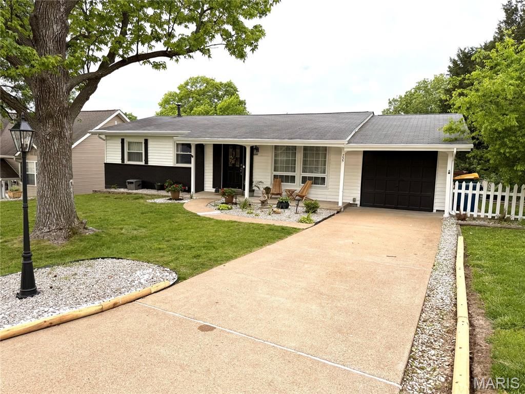 Photo of 735 Hinder Drive, Unincorporated, MO 63125 (MLS # 26027290)