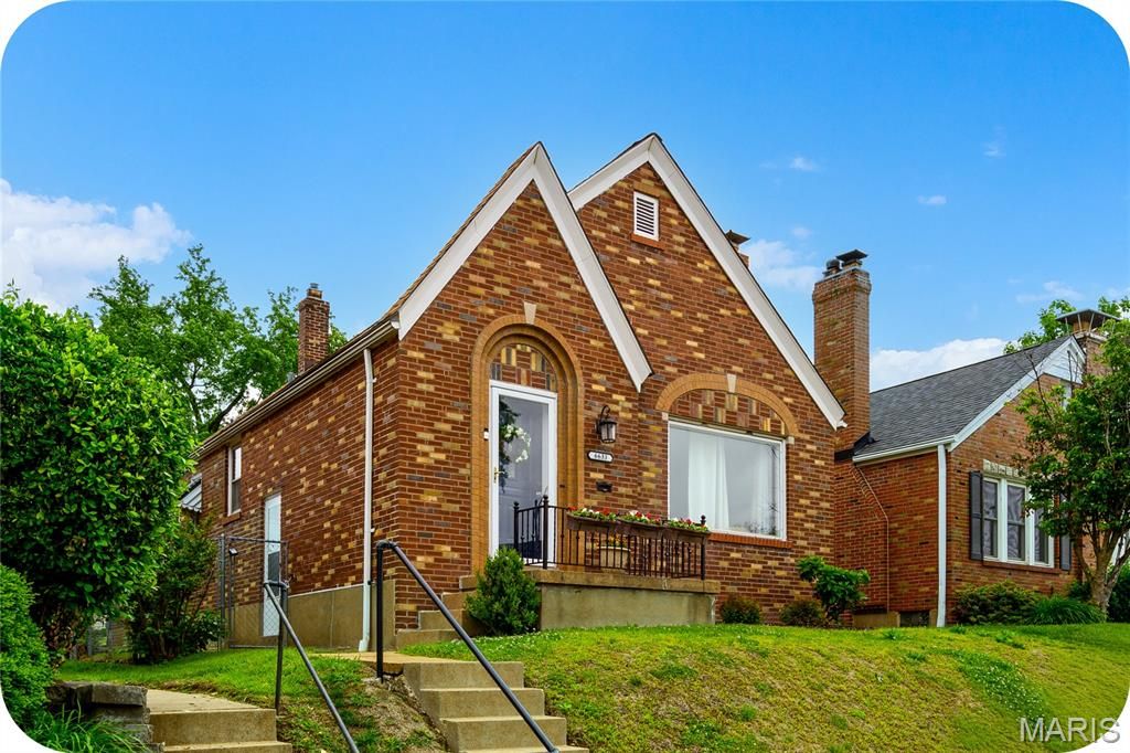 Photo of 6633 Tholozan Avenue, St Louis, MO 63109 (MLS # 26010704)