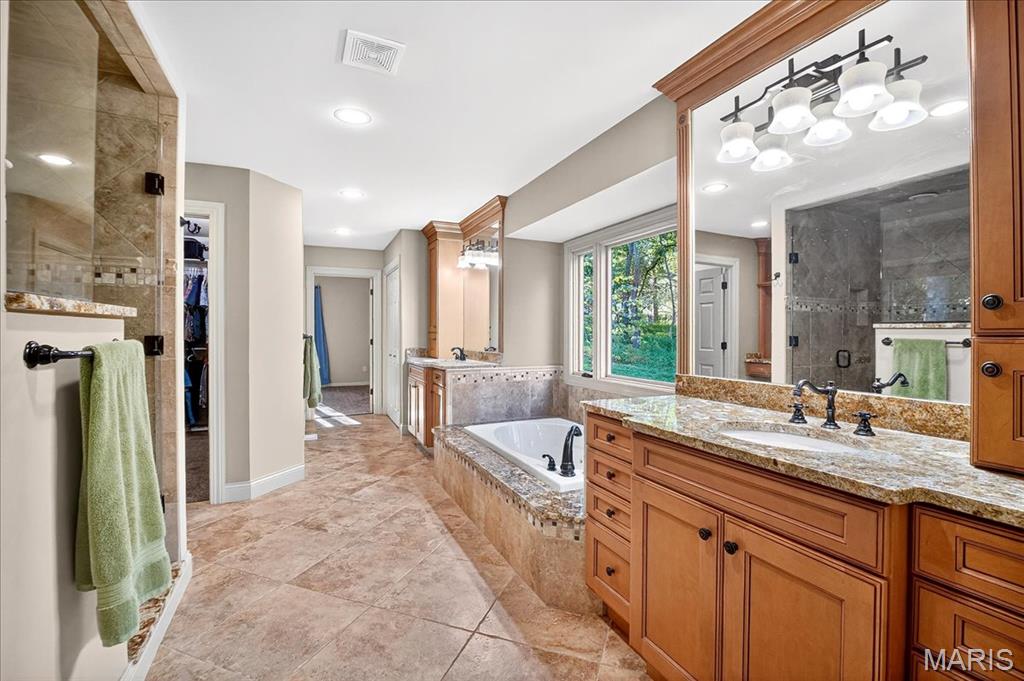 Chesterfield, Missouri 63005, United States, 4 Bedrooms Bedrooms, ,4 BathroomsBathrooms,Residential,Pending,202998