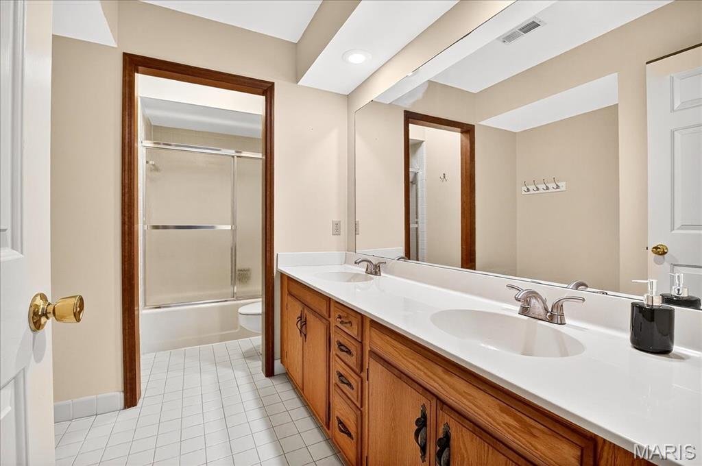 Chesterfield, Missouri 63005, United States, 4 Bedrooms Bedrooms, ,4 BathroomsBathrooms,Residential,Pending,202998