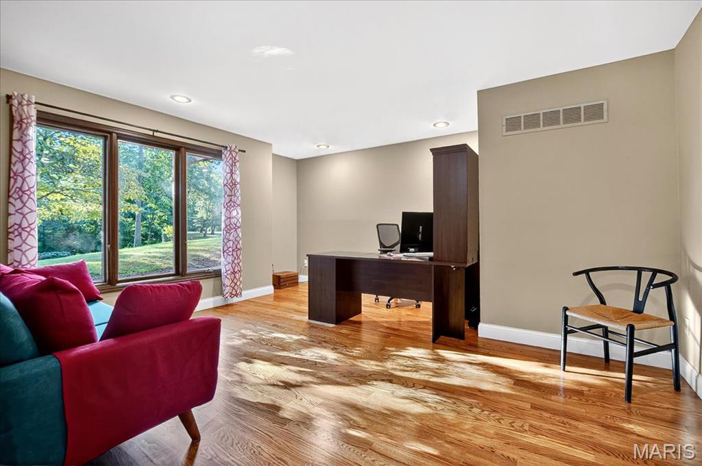 Chesterfield, Missouri 63005, United States, 4 Bedrooms Bedrooms, ,4 BathroomsBathrooms,Residential,Pending,202998