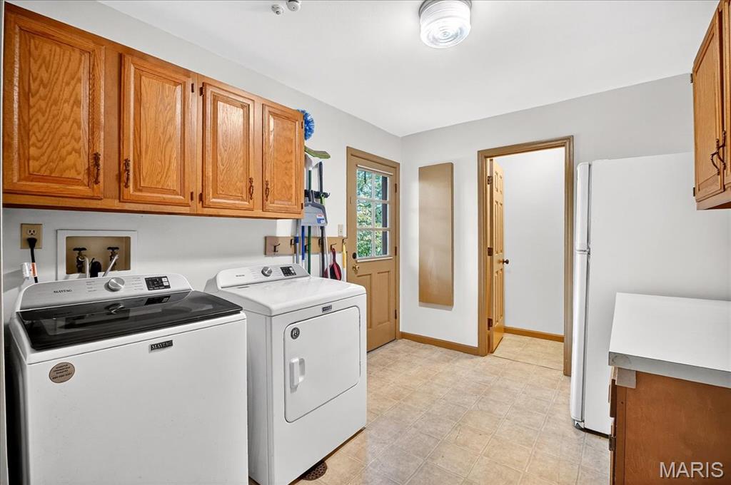 Chesterfield, Missouri 63005, United States, 4 Bedrooms Bedrooms, ,4 BathroomsBathrooms,Residential,Pending,202998