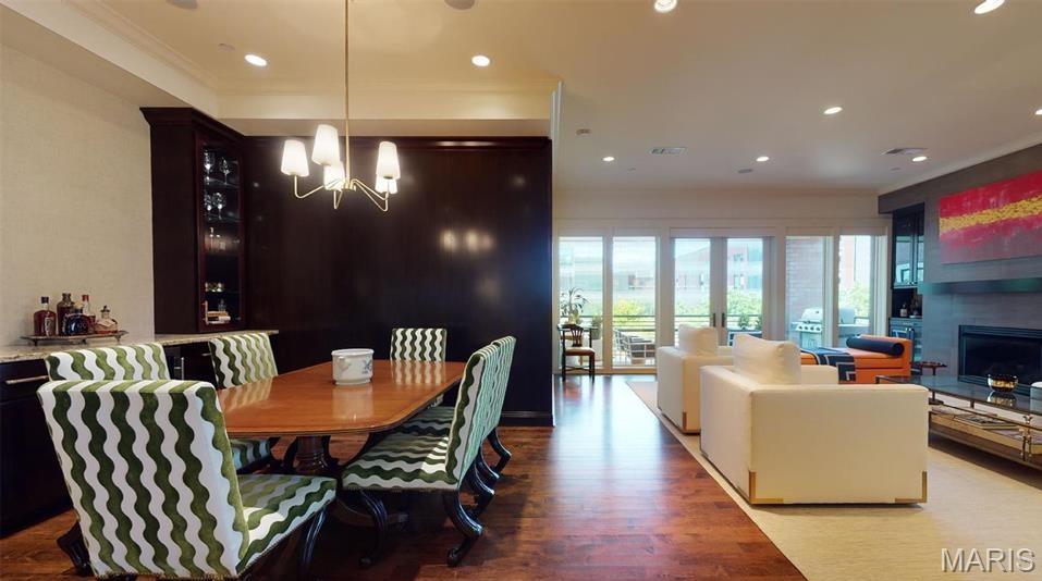 Clayton, Missouri 63105, United States, 2 Bedrooms Bedrooms, ,3 BathroomsBathrooms,Residential,Active,200424