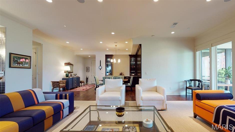 Clayton, Missouri 63105, United States, 2 Bedrooms Bedrooms, ,3 BathroomsBathrooms,Residential,Active,200424