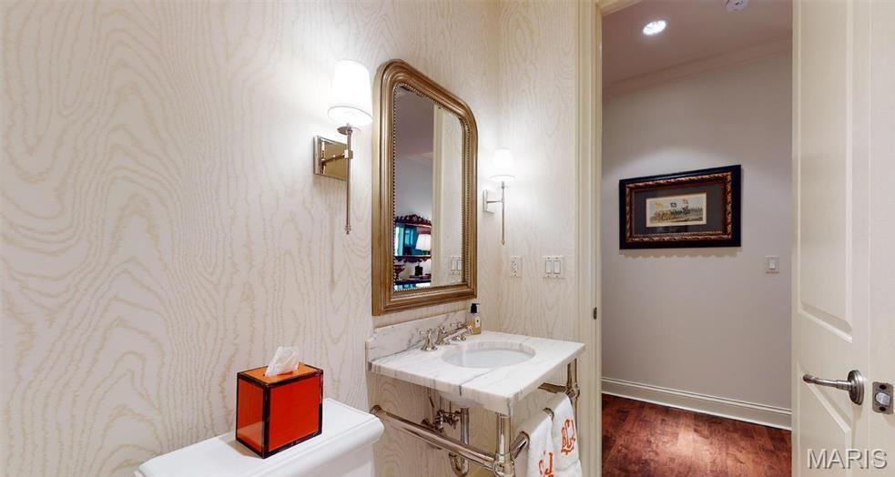 Clayton, Missouri 63105, United States, 2 Bedrooms Bedrooms, ,3 BathroomsBathrooms,Residential,Active,200424