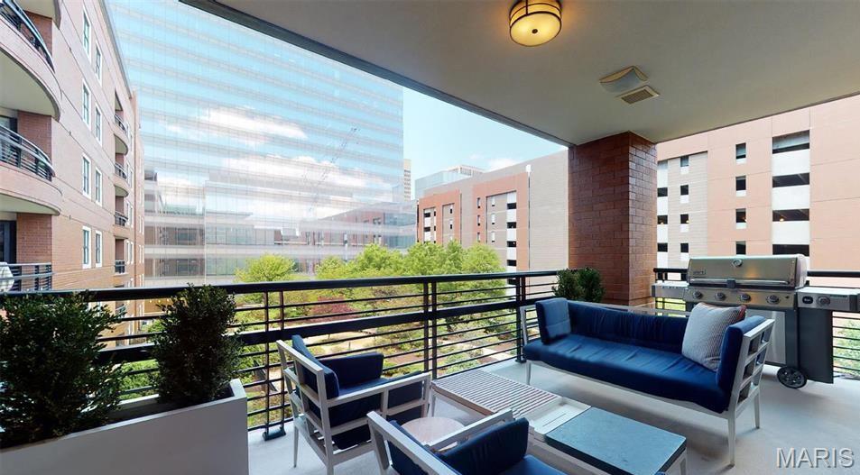 Clayton, Missouri 63105, United States, 2 Bedrooms Bedrooms, ,3 BathroomsBathrooms,Residential,Active,200424