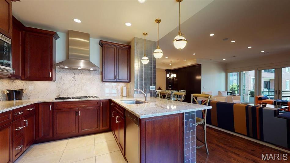 Clayton, Missouri 63105, United States, 2 Bedrooms Bedrooms, ,3 BathroomsBathrooms,Residential,Active,200424