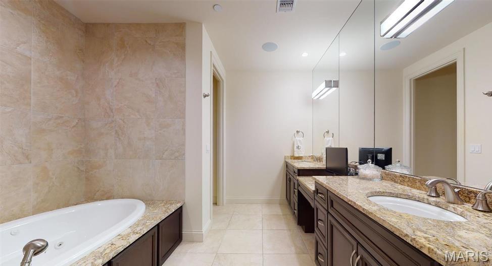 Clayton, Missouri 63105, United States, 2 Bedrooms Bedrooms, ,3 BathroomsBathrooms,Residential,Active,200424