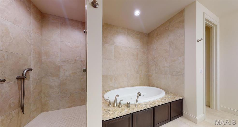 Clayton, Missouri 63105, United States, 2 Bedrooms Bedrooms, ,3 BathroomsBathrooms,Residential,Active,200424