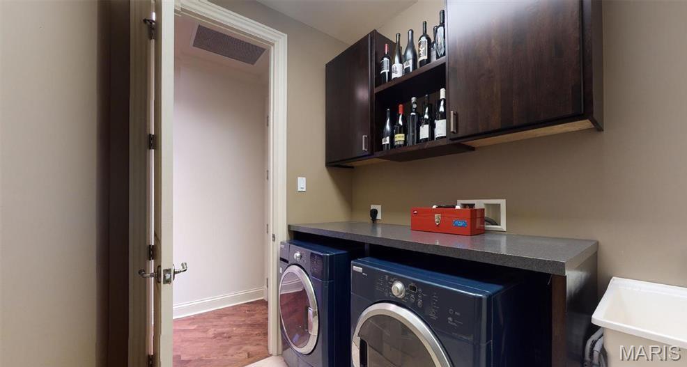 Clayton, Missouri 63105, United States, 2 Bedrooms Bedrooms, ,3 BathroomsBathrooms,Residential,Active,200424